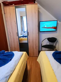2. Schlafzimmer mit TV 