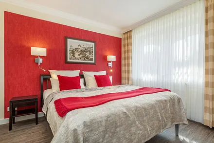 Das Schlafzimmer mit Doppelbett und TV-Gerät.