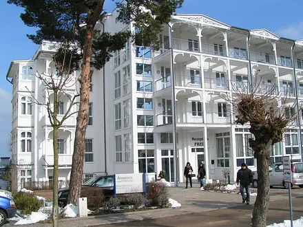 Hier im Bild die Rückseite der Villa Freia mit den Laubengängen.