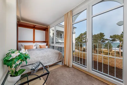 Sie erwachen mit Meerblick. Die unteren Scheiben sind verspiegelt (Sichtschutz).