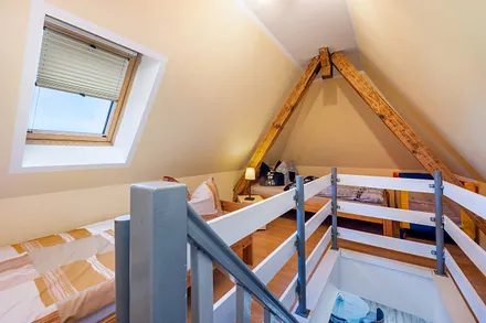 Im Spitzboden befindet sich der Schlafbereich (keine Tür zum Wohbereich).
