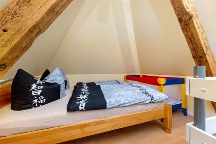 Im Spitzboden gibt es ein Doppelbett (140x200cm) ...