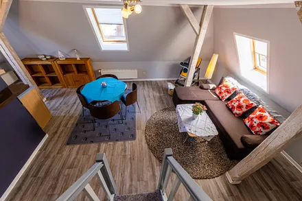 Blick von der Treppe zum Spitzboden in das Wohnzimmer.