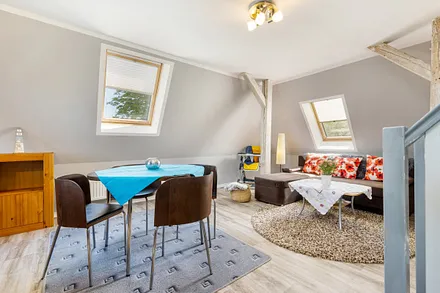 Der Blick in das helle, freundliche Wohnzimmer mit Eßplatz.