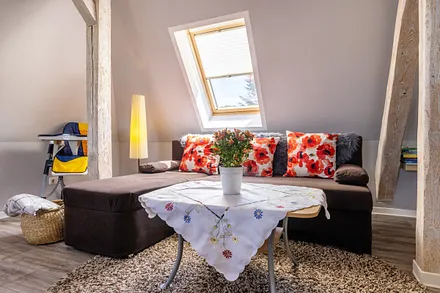 Auf der Couch im Wohnzimmer kann für 1-2 Personen aufgebettet werden.