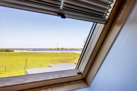 Aus dem Fenster sehen Sie die Weiden, den Bodden und die Wittower Fähre.