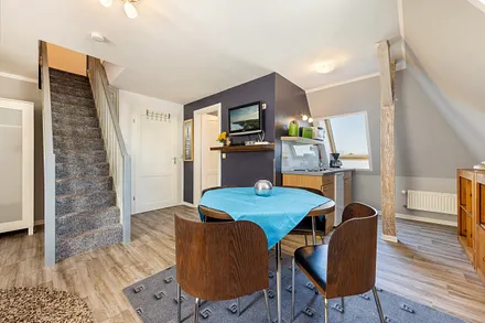 Die Treppe führt in den Schlafbereich im Spitzboden.