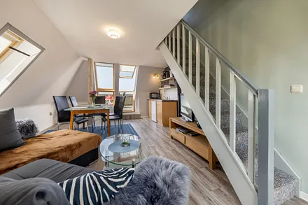 Die Treppe zum Schlafbereich im Spitzboden.