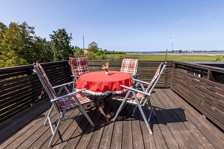 Die möblierte Dachterrasse mit Boddenblick.