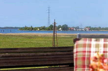 Der Bodden ist immer in Sichtweite - ca. 10 Fußminuten entfernt.