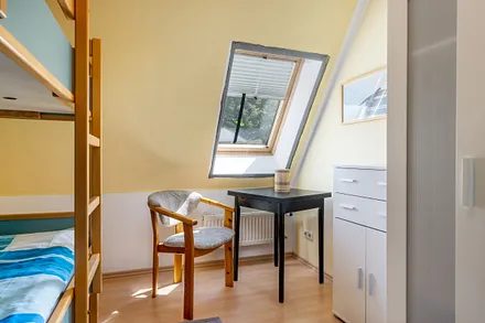 Das Kinderzimmer mit Kommode und Kleiderschrank.