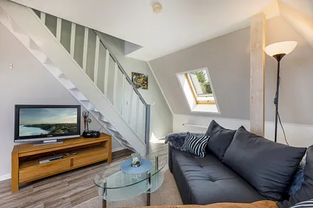 Das Wohnzimmer mit TV.