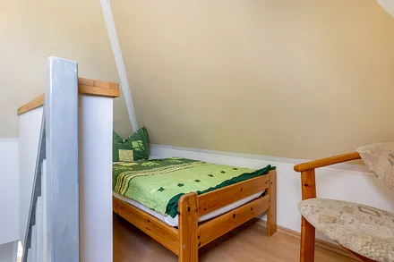 Das Einzelbett im Spitzboden.