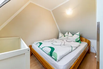 Das Doppelbett ist 1.40 m breit. Ein Kinderbettchen ist ebenfalls vorhanden.