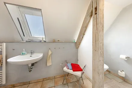 ... Waschbecken und WC.