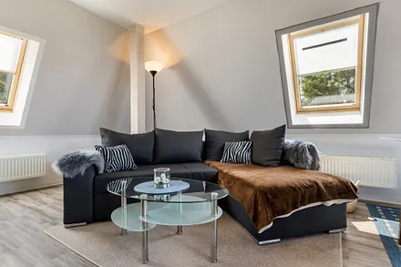 Das Wohnzimmer mit Couch mit Schlaffunktion.