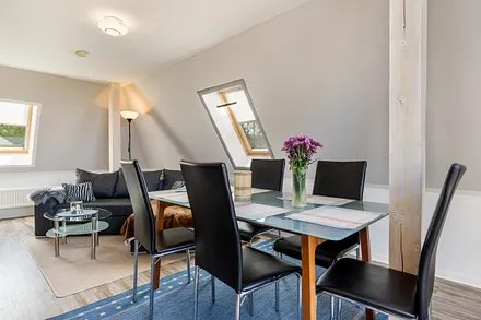 Auf der Couch kann aufgebettet werden.