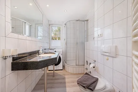 Das Bad bietet Ihnen Dusche, WC, Fön, Waschmaschine und Handtuchtrockner.