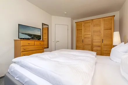 ... sowie TV, Radio und großem Kleiderschrank.