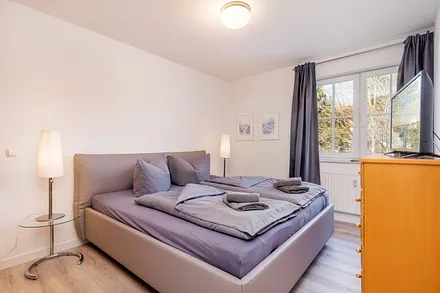 Das Schlafzimmer mit Doppelbett und Außenrolladen am Fenster ... 