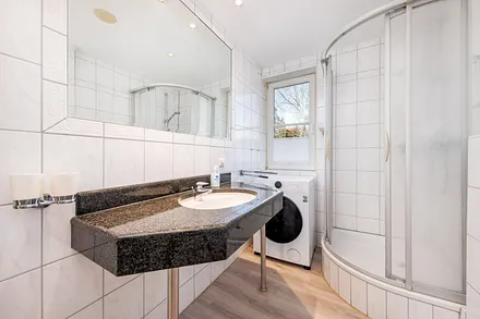 Das Bad bietet Ihnen Dusche, WC, Fön, Waschmaschine und Handtuchtrockner.