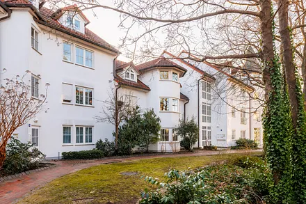 Haus Granitz mit schön gestaltetem Innenhof.