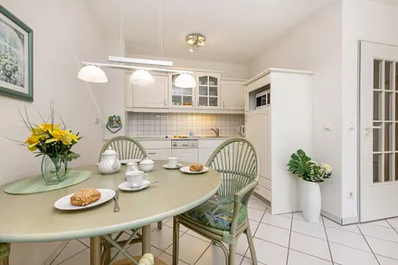 Der Eßbereich und die Küchenzeile im Wohnzimmer.