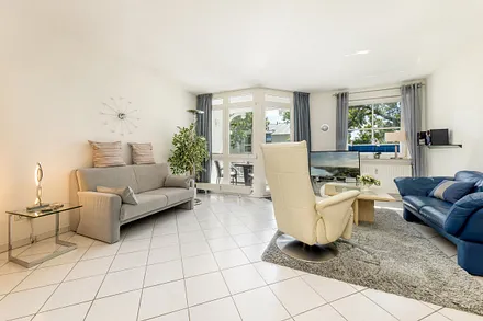 Das Wohnzimmer bietet Ihnen Smart-TV, eine Stereoanlage mit CD-Player, USB-Buchse und Port für iPad und iPhone.