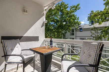 Der komfortabel möblierte Balkon.