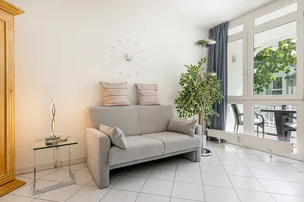  Das graue Sofa ist ein Schlafsofa (ca. 1,30 m breit) ... falls Sie getrennt schlafen möchten.