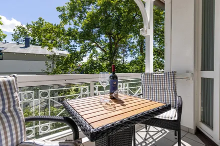 Der komfortabel möblierte Balkon.