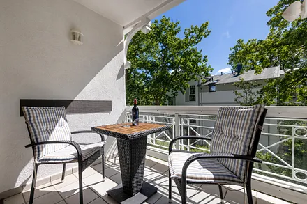 Der möblierte Balkon schaut nach Südwesten.