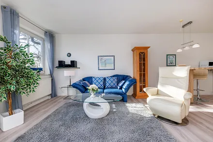 Das helle und freundlich möblierte Wohnzimmer.