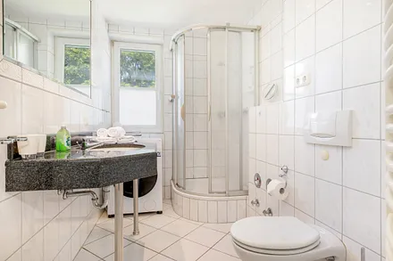 Das Bad bietet Ihnen Dusche, WC, Fön, Waschmaschine und Handtuchtrockner.
