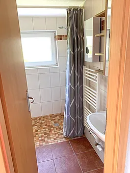 großzügige ebenerdige Dusche