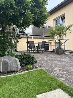 Außenansicht mit Terrasse