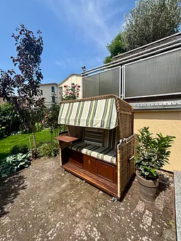 Außenansicht Terrasse mit XL Strandkorb