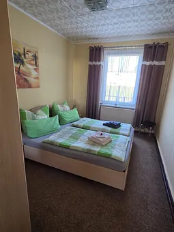 Schlafzimmer mit 1,80m breitem Bett 