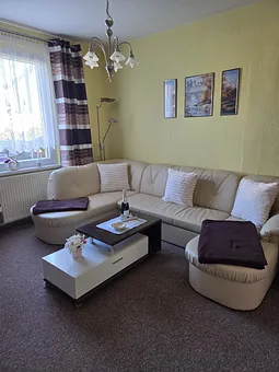 Wohnzimmer mit Schlafcouch 