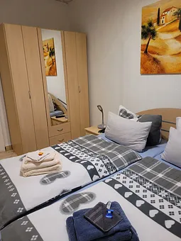 Schlafzimmer mit 1,80 m breitem Bett