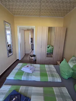 Schlafzimmer mit 1,80 m breitem Bett