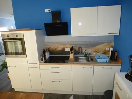 Küchenzeile mit Geschirrspüler, Backofen, Ceranfeld, Geschirr, Toaster Wasserkocher, uvm