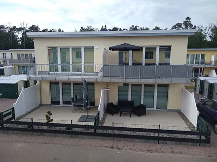 Oben rechts ist die Ferienwohnung in dem Wohnblock