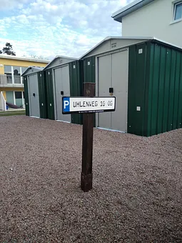 Parkplatz und Fahrradschuppen (der erste Schuppen)