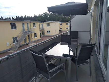 Balkon mit Tisch, 4 Stühle und Sonnenschirm