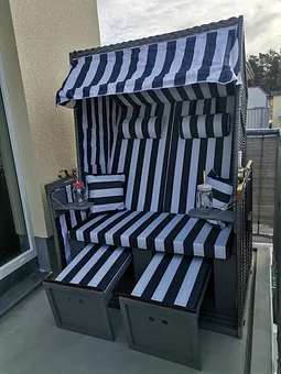 Strandkorb auf dem Balkon