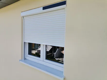 Jalousie am Schlafzimmerfenster, elektrisch mit Fernbedienung