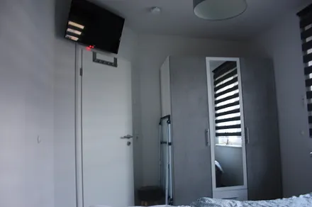 Fernseher und Kleiderschrank im Schlafzimmer