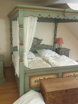 Doppelbett im 1. Schlafzimmer