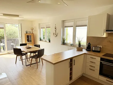 moderner Küchen-/Essbereich